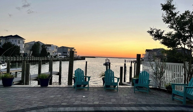 Bayfront 6BR w Heated Pool & Dock Rooftop Easy Walk to Beach