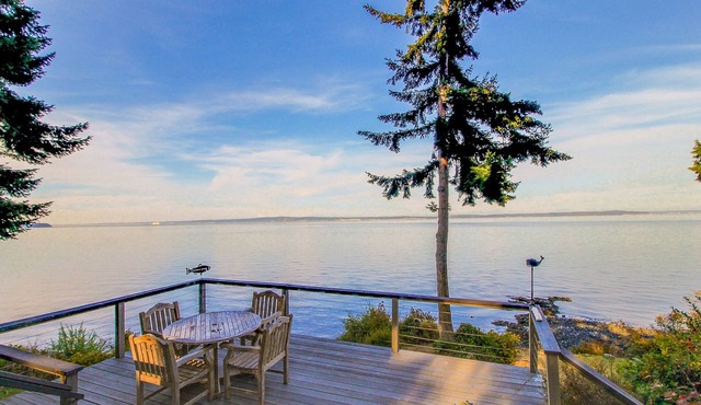 Bayfront cabin with beautiful natural surroundings boasts incredible ocean views