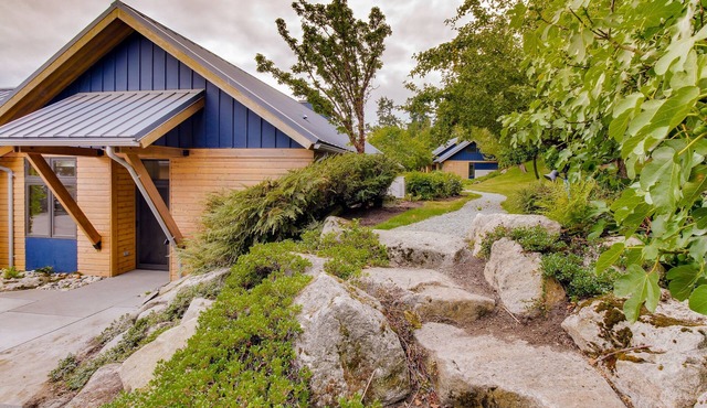 Bayfront getaway with amazing views and easy access to nearby attractions