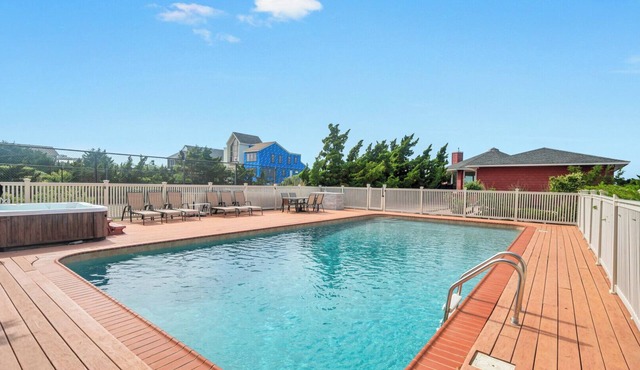 Bayfront home with private path across the street to ocean, pool and hot.