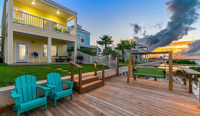 Bayfront Home with Shared Pool, Dock, Balcony, Playground and Washer/Dryer