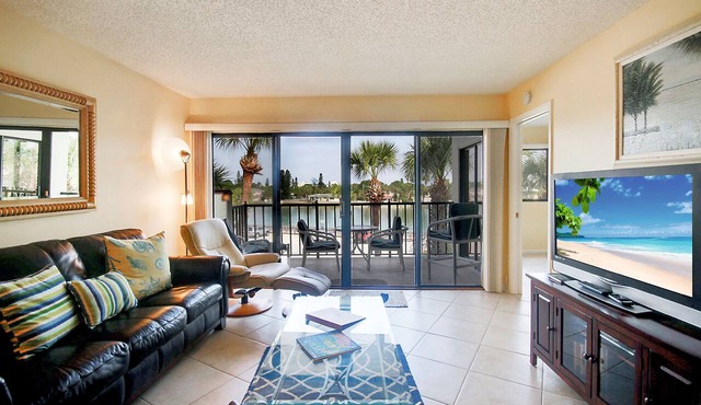 Bayfront, Hot Tubs, Pool, Updated Condo Near pool! Land's End 1-304