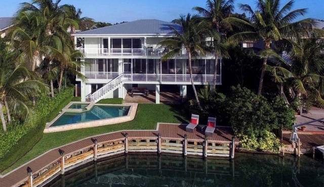 Bayfront Serenity. 4 En-Suite Bedrooms. 1/2 bath. Elevator. Pool. Private Dock