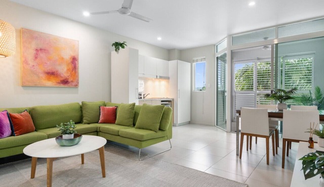 Bayside at 201 Lake Street- Stylish City Apartment with Pool & Balcony Near Esplanade