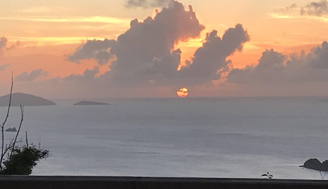 Bayview Villa Mint condition, private pool, amazing views. Relaxing breezes!