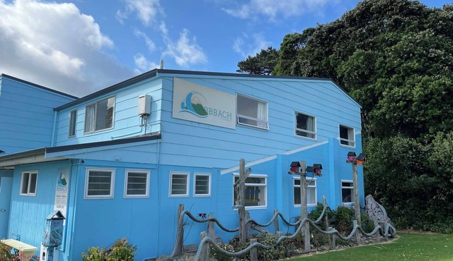BBBach-Biggest Beach Bach Sleeps 28 + Squash Court. Price is for 10 guests