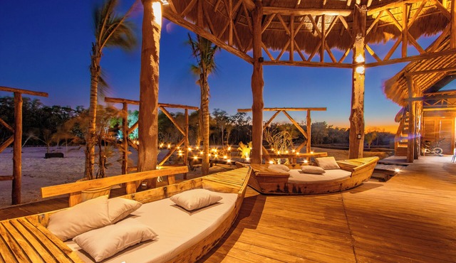 Beach Front, Pool & Yoga Classes - King Bed