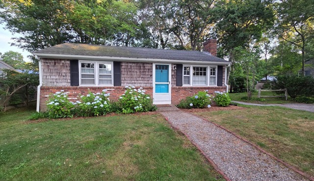 Beach 0.7 Mi walk- Craigville & Covell. A/C, bikes, 3 Day min May, June,Jul 7-11