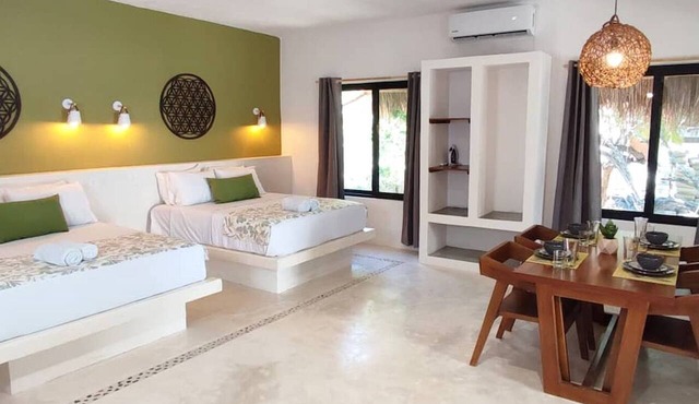 Beach 1 Block, Kitchen, Sleeps 4, Starlink