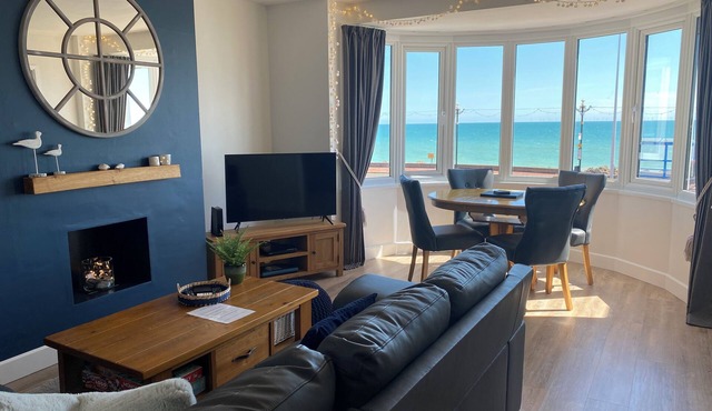 Beach 180: Beachfront Apartment, Sea views & Private Driveway Parking