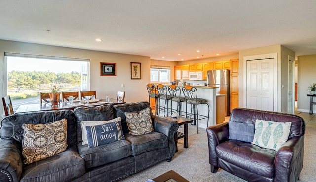 Beach Access & Community Perks! Westport Hideaway