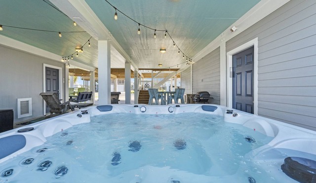 Beach Access, Lux, 6-Person Hot Tub, Pets, Screened Patio, Decks & Games