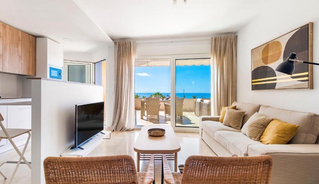 Beach apartment with terrace and private parking