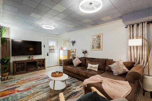 Beach Block 2-Bed with Coastal Palm Trees and Yard