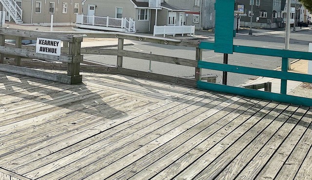 Beach Block Cottage w/2 Parking & Private Deck [1219]