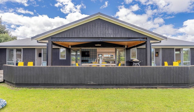 Beach Break Bach - Whangapoua Holiday Home