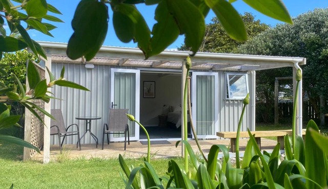Beach Break Studio Cabin - short walk to beach and cafes
