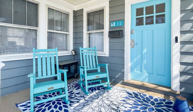 Beach Bungalow, walk to beach, private backyard