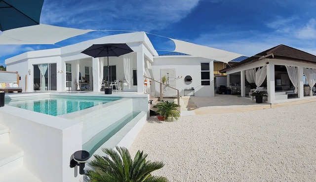Beach Chic 2-Bedroom Villa – 100% 5-Star Rated - Luxury Redefined