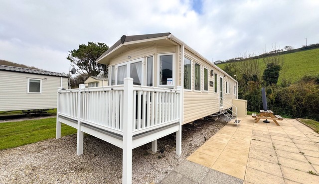 Beach Coast Getaway in South Devon! Hill Views and on site entertainment,
