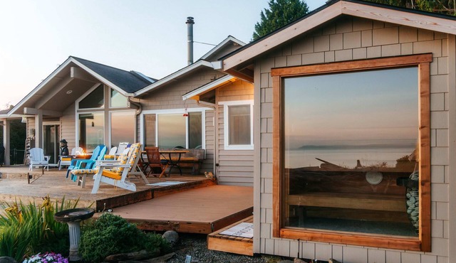 Beach Cove: Waterfront Getaway with Kayaks
