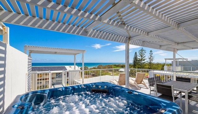 Beach Days - Rooftop Jacuzzi with Ocean views - Sleep 8 people.