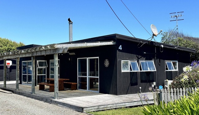 Beach Dreams, Linens Included: Modernised 3BR, Foxton Beach Haven - Fast WiFi!