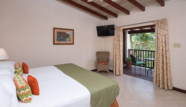 Beach Escape! Close to Heywoods Beach and Godings Bay Beach! Outdoor Pool!