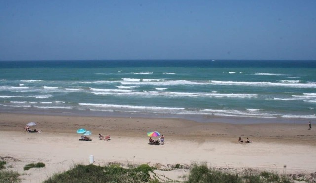Beach facing balcony, Fully furnished, Beach supplies, sleeps 6. pool & hot tub
