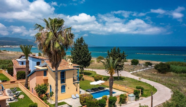 Beach Front 3 Bedroom villa - 1st line from beach