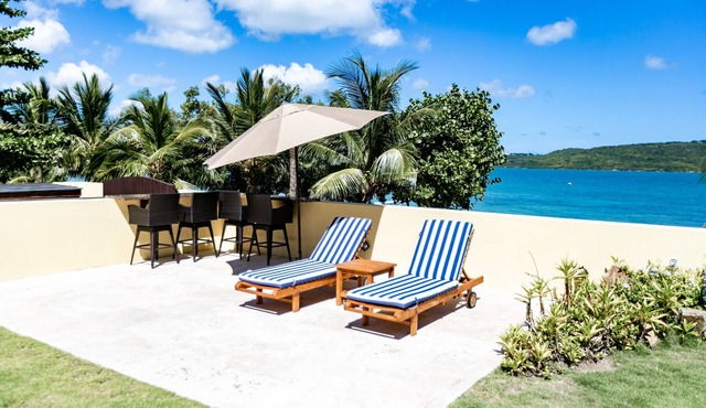 Beach Front, 4 bedroom, Luxury Villa with Pool. Close to English Harbour.