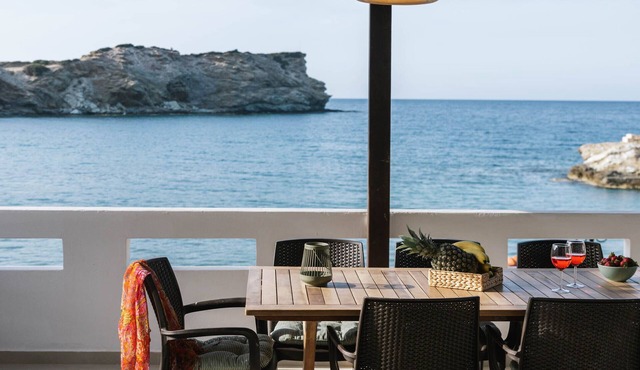 Beach front apartment with swimming pool ideal for families