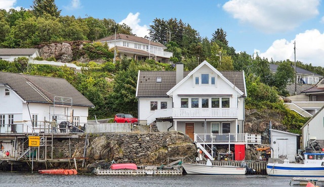 Beach front apartment in Steinsland