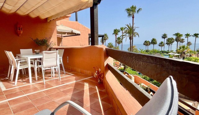 Beach front apartment with Sea View
