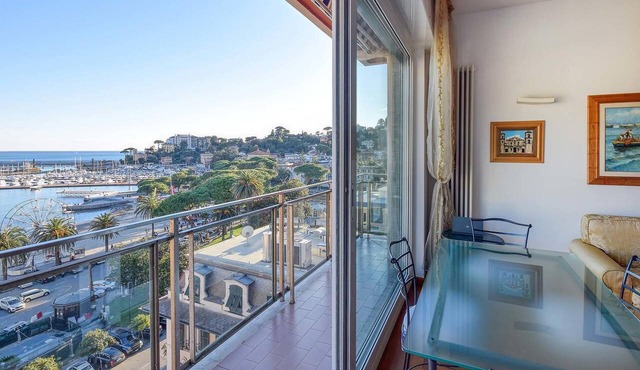 Beach front apartment in Rapallo with WiFi