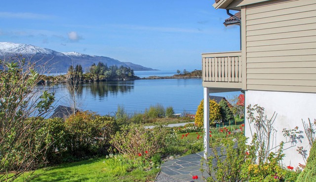 Beach front apartment in Svortevik with WiFi