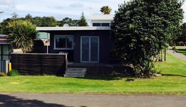 Beach front bach in Urenui