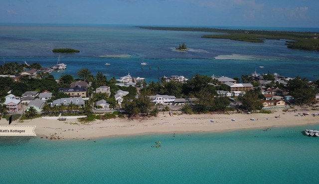 BEACH FRONT-CENTRAL LOCALE-SUNSET VIEW-FREE WIFI-A/C-FAMILY FRIENDLY-AMENITIES