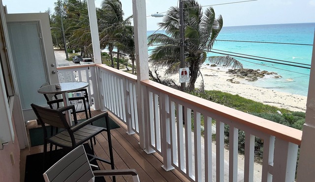 BEACH FRONT-CENTRAL LOCALE-SUNSET VIEW-FREE WIFI-A/C-FAMILY FRIENDLY-AMENITIES