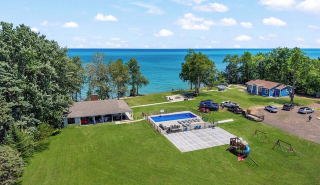 Beach front Cottage in Lexington with AC, shared Hot Tub & Pool on Lake Huron