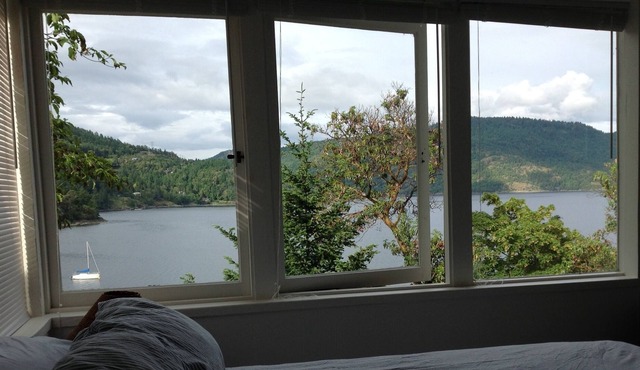 Beach Front Cottage in Maple Bay