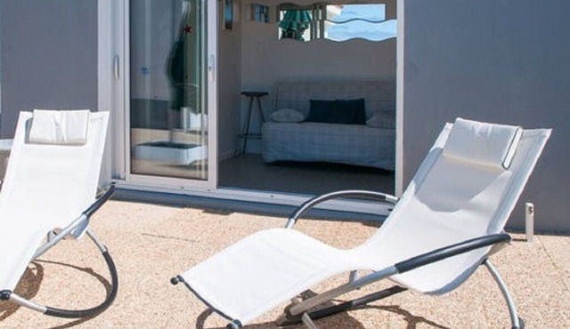 BEACH-FRONT COTTAGE/STUDIO. ROMANCE FOR 2. Linen provided.