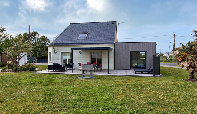 Beach front home in Ploudalmézeau with WiFi