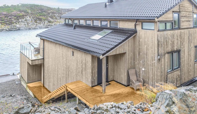 Beach front home in Stolmen with WiFi