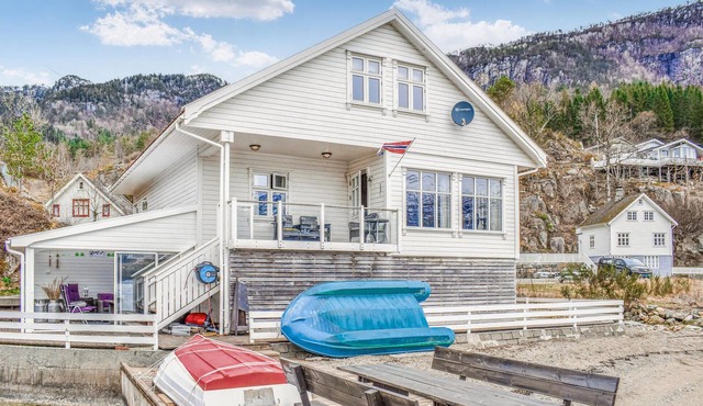 Beach front home in Vanvik with house sea view