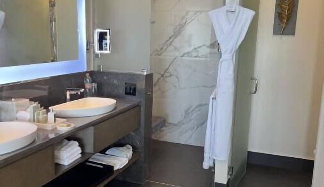 Beach Front Luxury 5 Diamond Property- 2 Bedroom