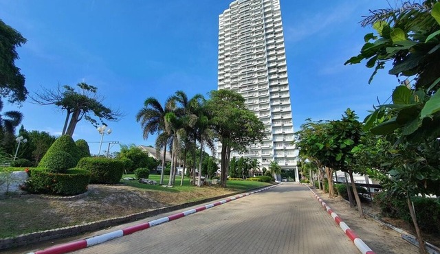 BEACH FRONT modern room + Free hi speed Wi-Fi