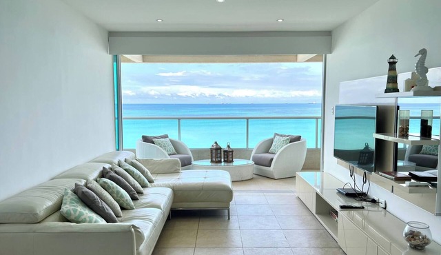 Beach front Ocean view, pool Family Apt Salinas