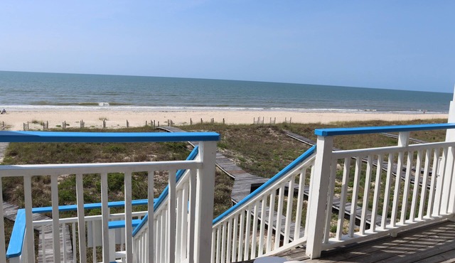 Beach Front Single House - 6 Person Hot Tub - Great views with Affordable Rate!