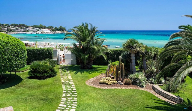 Beach front villa in Fontane Bianche